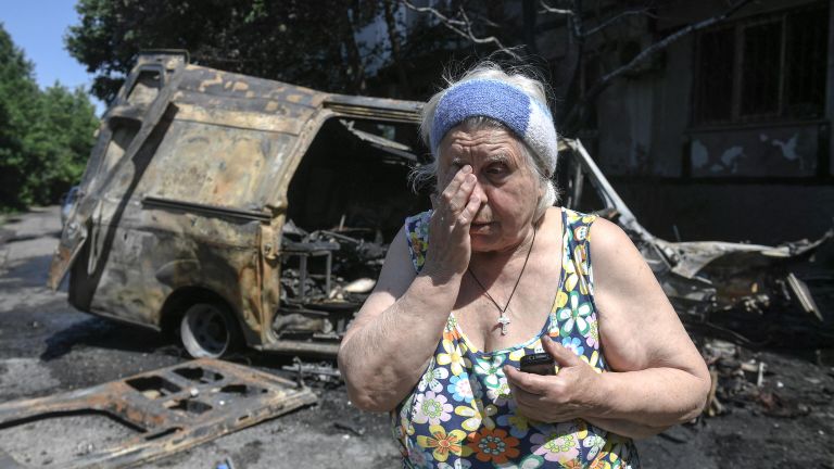 Женщина возле своего дома, пострадавшего в результате обстрела ВСУ Куйбышевского района Донецка Женщина возле своего дома, пострадавшего в результате обстрела ВСУ Куйбышевского района Донецка