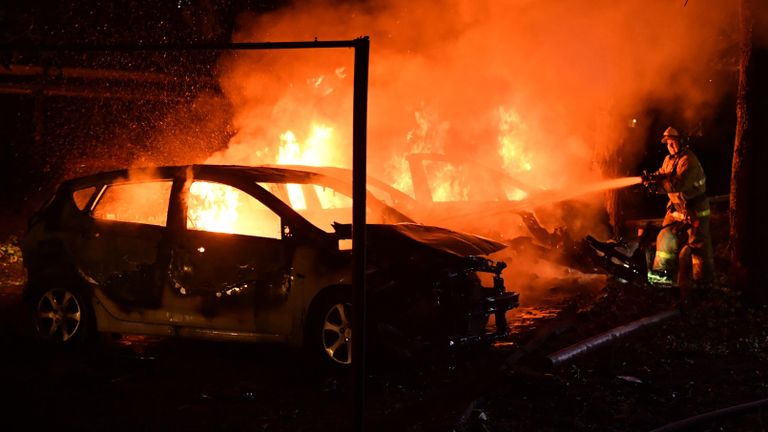 Сотрудник противопожарной службы МЧС ДНР тушит автомобили, сгоревшие в результате обстрела ВСУ в Донецке Сотрудник противопожарной службы МЧС ДНР тушит автомобили, сгоревшие в результате обстрела ВСУ в Донецке