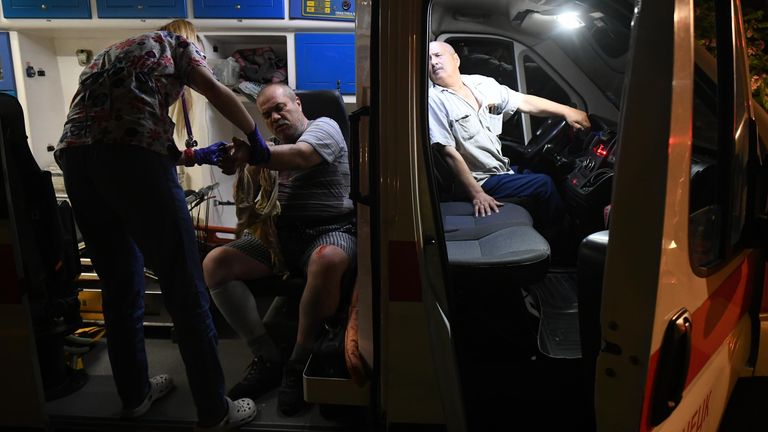 Медики оказывают помощь мужчине пострадавшему в результате обстрела ВСУ Донецка Медики оказывают помощь мужчине пострадавшему в результате обстрела ВСУ Донецка