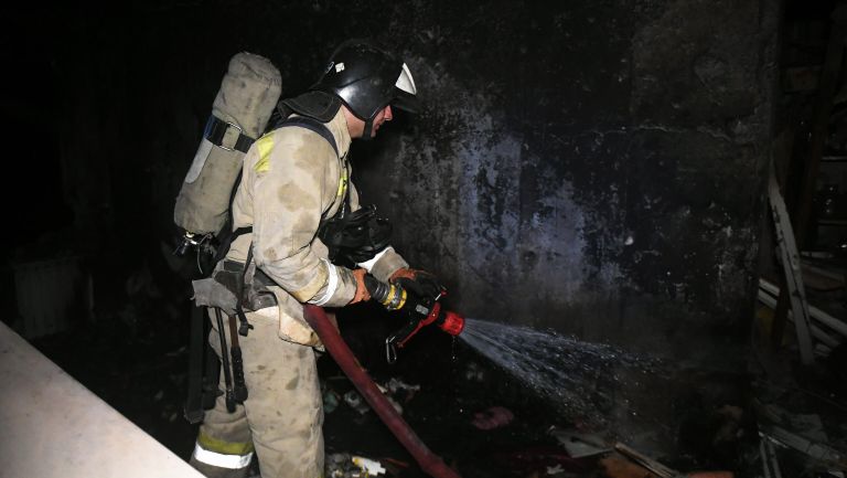 Сотрудники МЧС во время тушения пожара в доме, пострадавшем от обстрела ВСУ в Донецке Сотрудники МЧС во время тушения пожара в доме, пострадавшем от обстрела ВСУ в Донецке