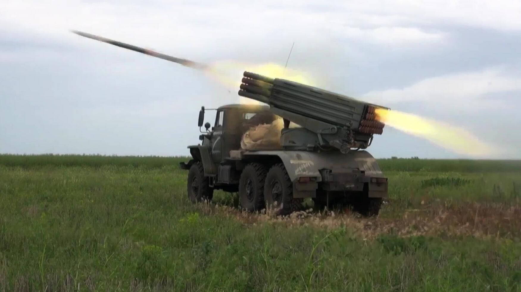 Работа РСЗО Град в ходе специальной военной операции на Украине. Стоп-кадр видео Работа РСЗО Град в ходе специальной военной операции на Украине. Стоп-кадр видео - РИА Новости, 1920, 06.06.2022