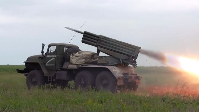 Работа РСЗО Град в ходе специальной военной операции на Украине. Стоп-кадр видео