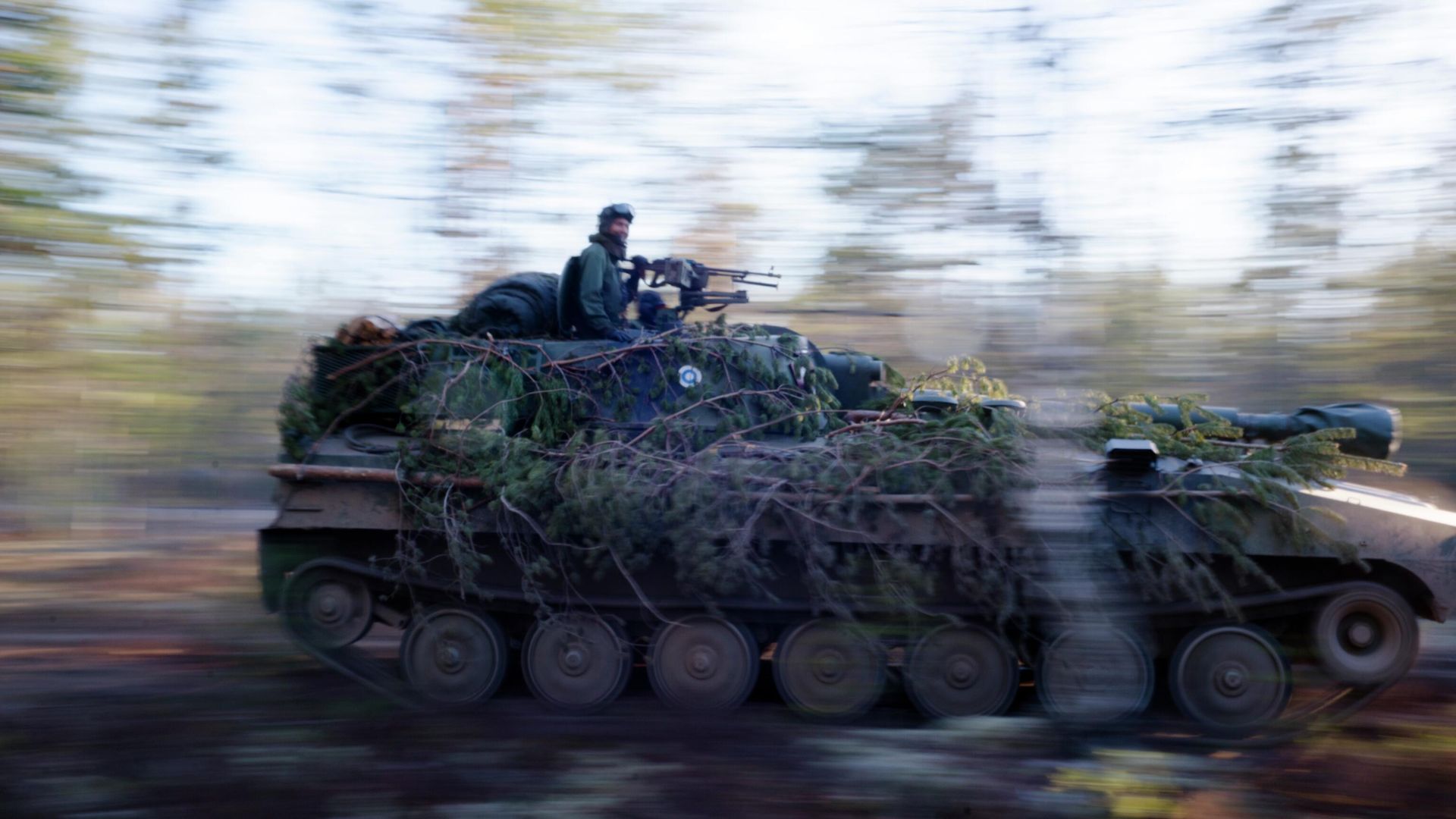 Финские военнослужащие едут на танке во время учений Финские военнослужащие едут на танке во время учений - РИА Новости, 1920, 28.10.2024
