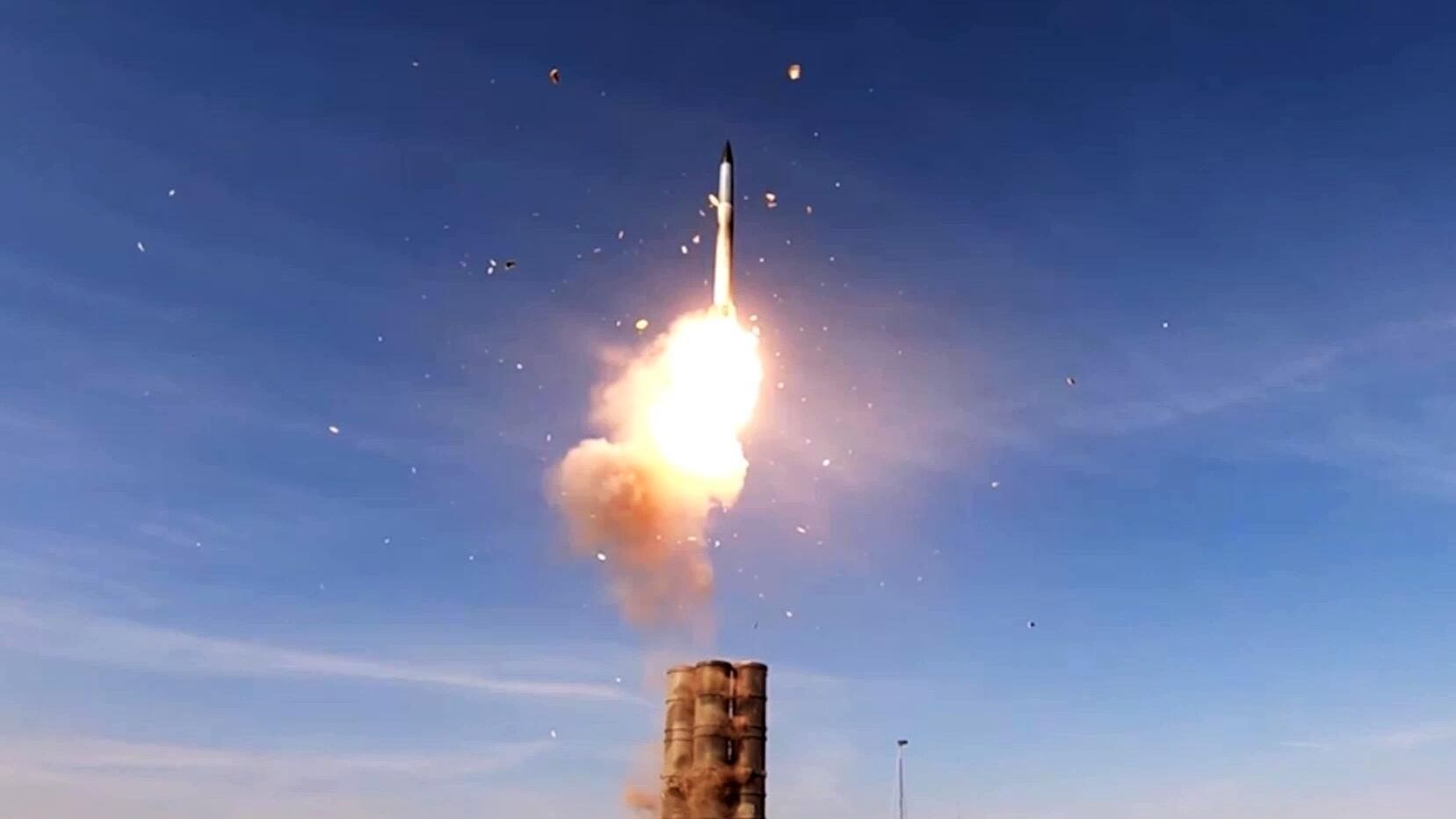 Ракета, выпущенная из зенитной ракетной системы С-300 ВС РФ. Скриншот видео - РИА Новости, 1920, 30.05.2024