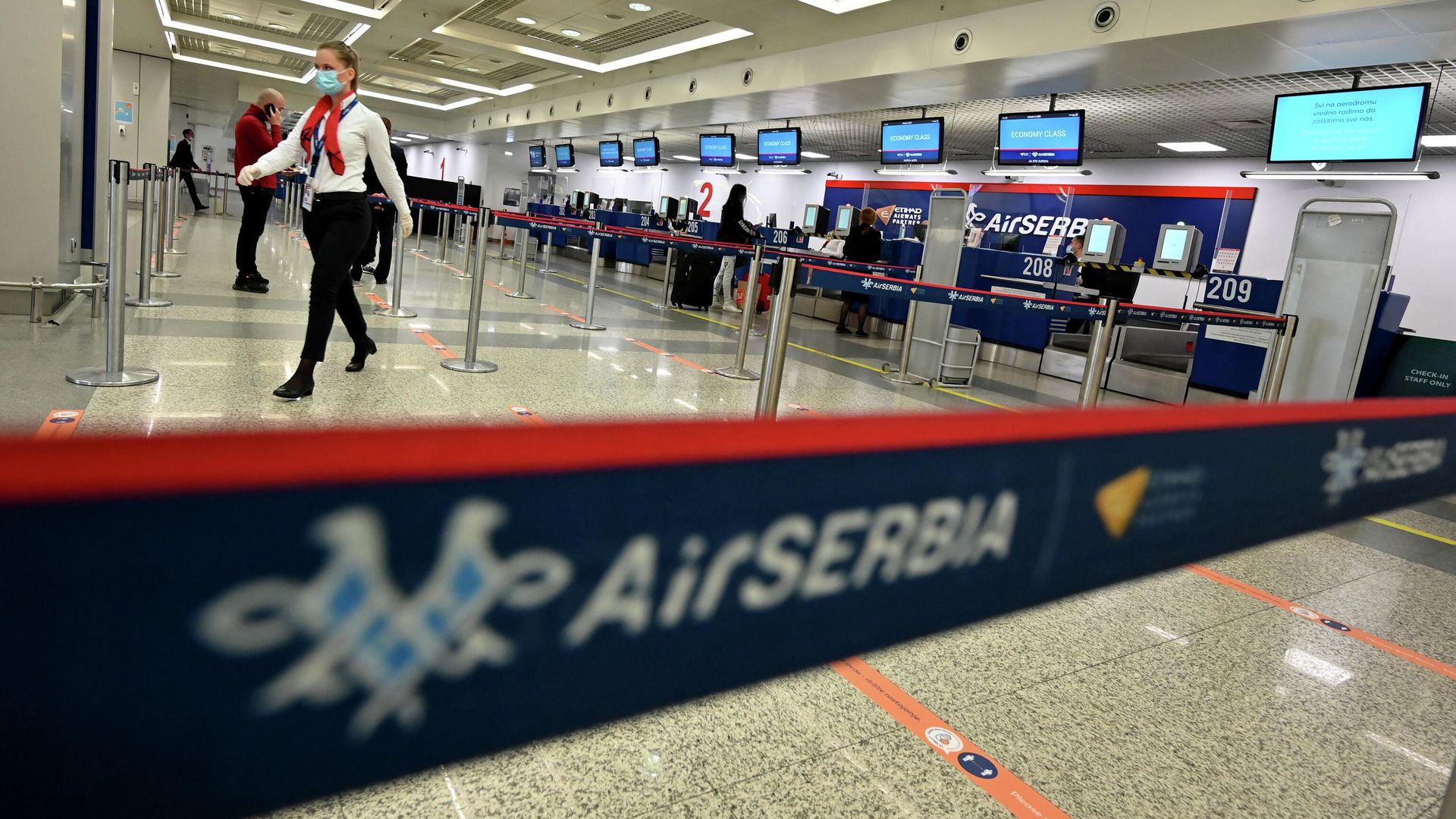 Персонал аэропорта проходит мимо стоек регистрации в аэропорту Белграда Персонал аэропорта проходит мимо стоек регистрации в аэропорту Белграда - РИА Новости, 1920, 07.06.2022