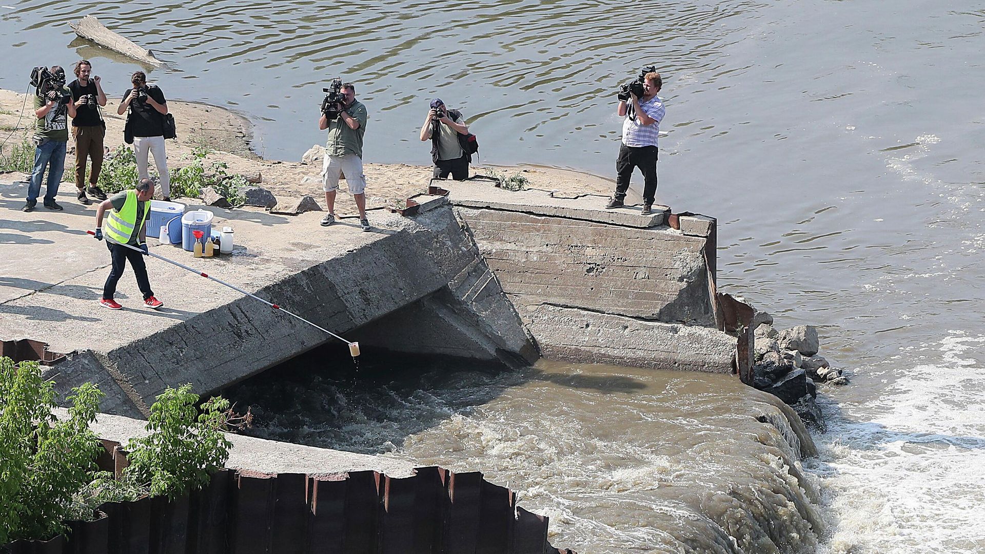 Экологи берут пробы воды в реке Висла в Варшаве Экологи берут пробы воды в реке Висла в Варшаве - РИА Новости, 1920, 07.06.2022