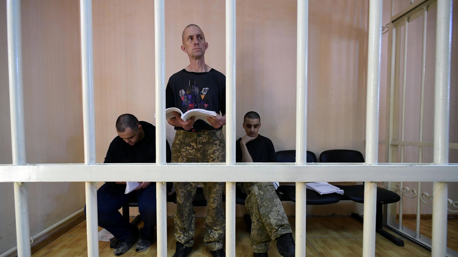 Граждане Великобритании Эйден Эслин, Шон Пиннер и подданный Королевства Марокко Саадун Брагим, в зале суда в Донецке Граждане Великобритании Эйден Эслин, Шон Пиннер и подданный Королевства Марокко Саадун Брагим, в зале суда в Донецке - РИА Новости, 1920, 22.06.2022
