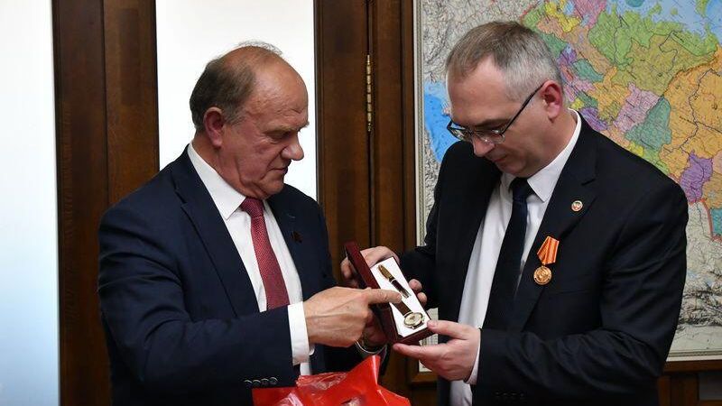 Лидер КПРФ Геннадий Зюганов подарил спикеру народного совета ДНР Владимиру Бидевке часы Лидер КПРФ Геннадий Зюганов подарил спикеру народного совета ДНР Владимиру Бидевке часы - РИА Новости, 1920, 07.06.2022