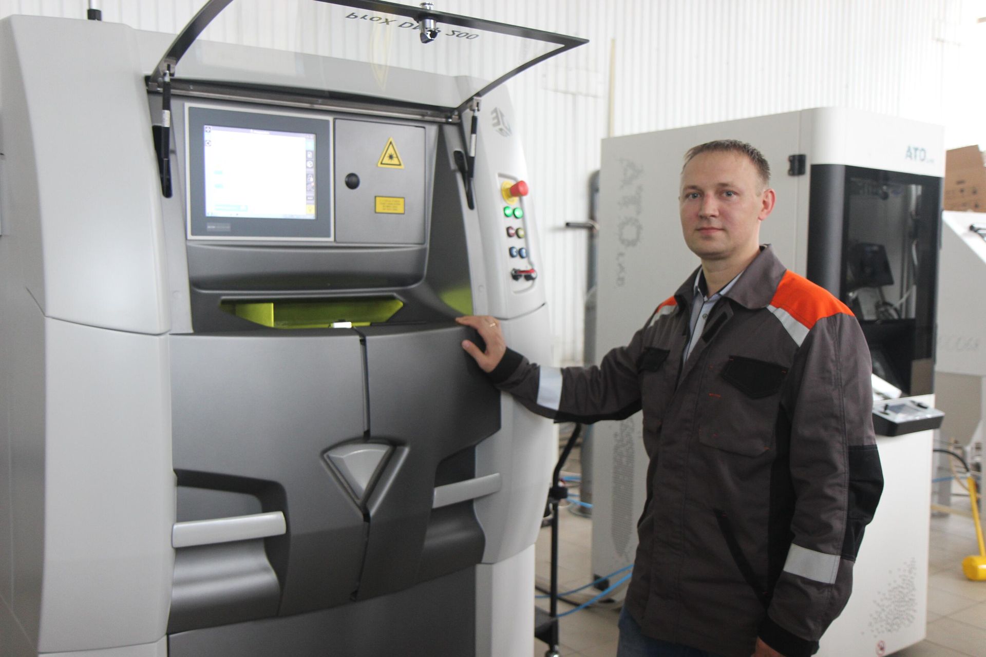 Дмитрий Шайсултанов за работой в Центре коллективного пользования Технологии и Материалы НИУ БелГУ Дмитрий Шайсултанов за работой в Центре коллективного пользования Технологии и Материалы НИУ БелГУ - РИА Новости, 1920, 07.06.2022