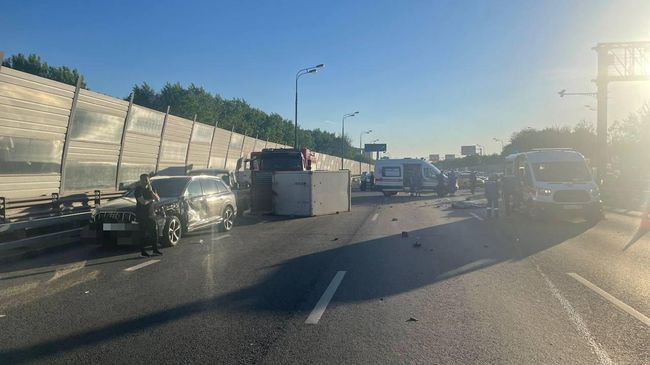 На улице Крылатской в Москве 28-летняя водитель автомобиля BMW совершила столкновение со стоящим автомобилем и наезд на водителя,  который находился на проезжей части 