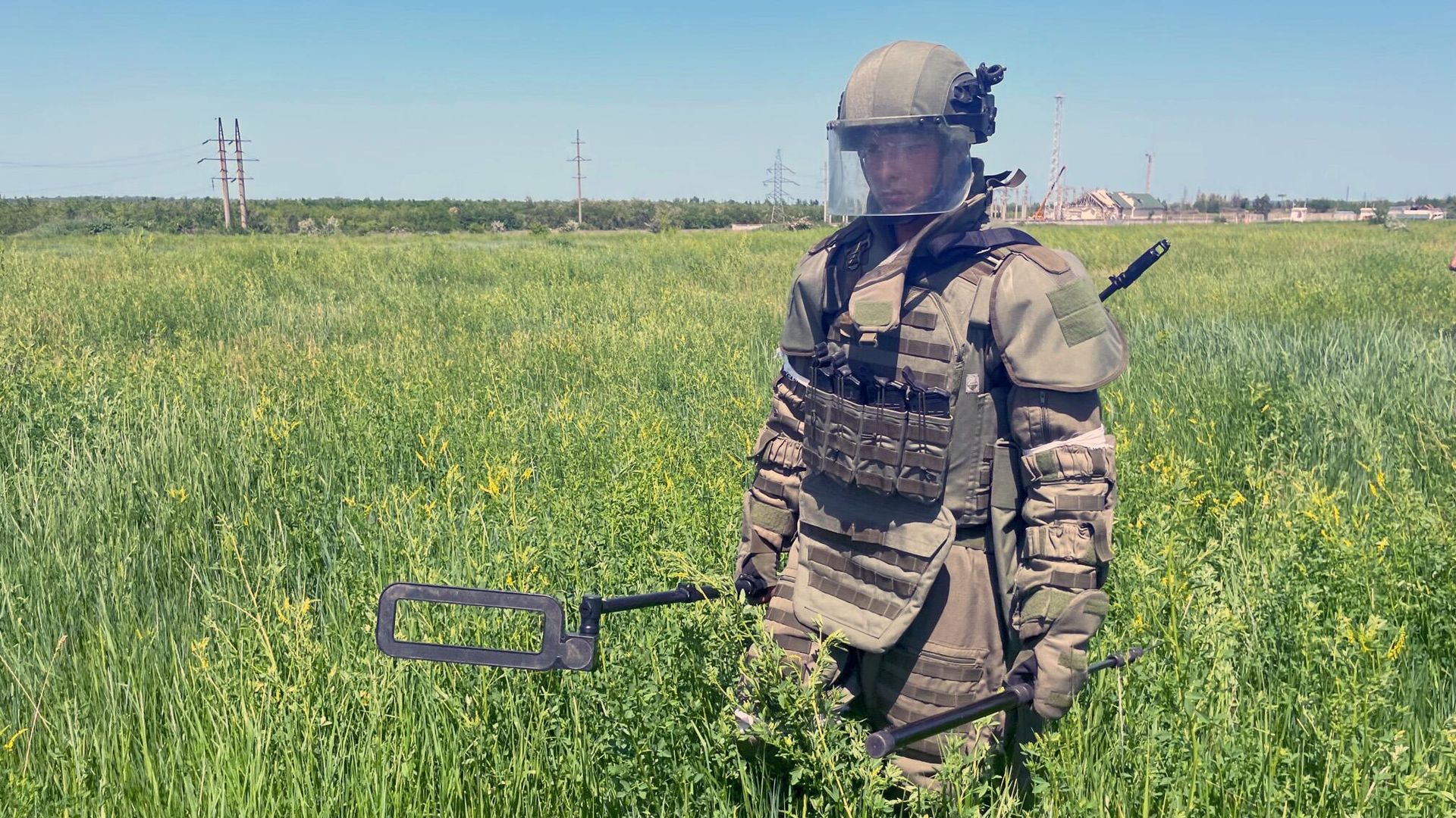 Саперы Международного противоминного центра Вооруженных сил России проводят разминирование окрестностей Азовстали Саперы Международного противоминного центра Вооруженных сил России проводят разминирование окрестностей Азовстали - РИА Новости, 1920, 30.07.2022