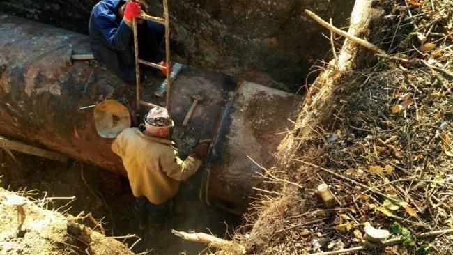 Специалисты Луганскводы во время работ по устранению прорыва водовода и возобновлению подачи воды - РИА Новости, 1920, 08.06.2022