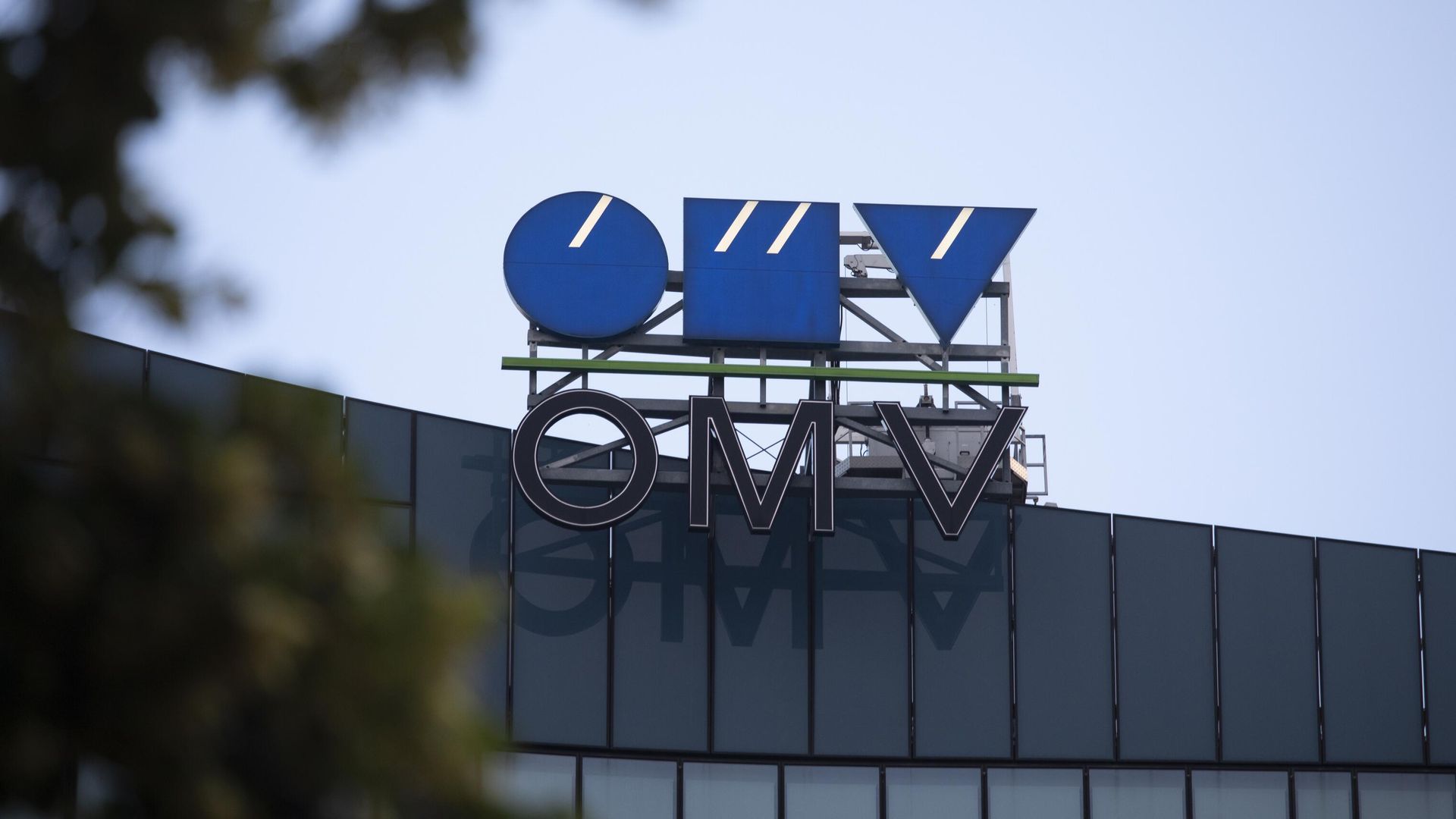 Логотип нефтяной компании OMV на здании штаб-квартиры в Вене - РИА Новости, 1920, 23.05.2024