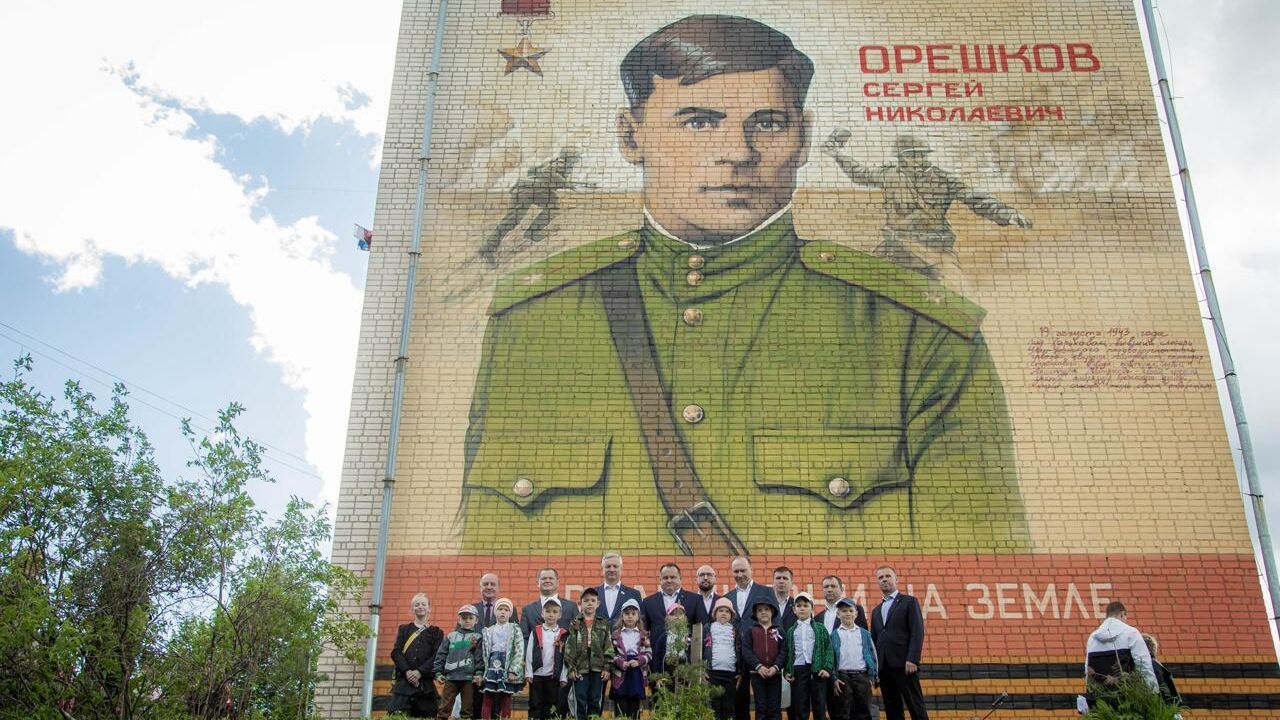 Граффити с изображением героя Советского Союза Сергея Орешкова на стене жилого дома города Кадникова в Сокольском районе Вологодской области Граффити с изображением героя Советского Союза Сергея Орешкова на стене жилого дома города Кадникова в Сокольском районе Вологодской области - РИА Новости, 1920, 08.06.2022