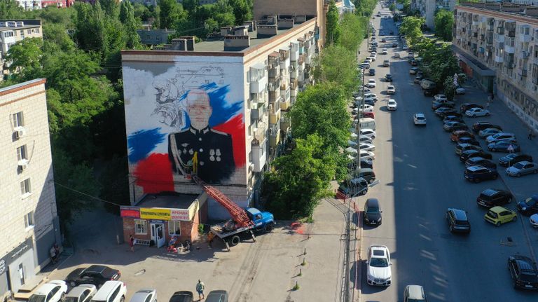 Работа над граффити с изображением погибшего на Украине офицера, Героя России Дениса Зорина на фасаде дома по улице Коммунистической в Волгограде