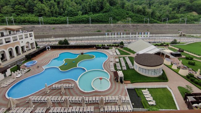 Красная Поляна. Вид из отеля Marriott на горы, реку Мзымта и бассейн с подогреваемой водой Красная Поляна. Вид из отеля Marriott на горы, реку Мзымта и бассейн с подогреваемой водой