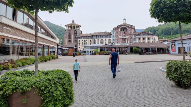 Красная Поляна. Главная площадь на высоте в 540 метров Красная Поляна. Главная площадь на высоте в 540 метров