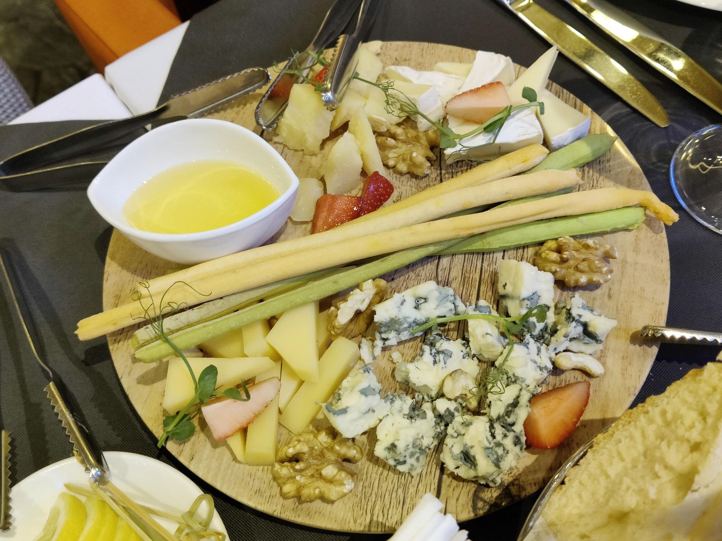 Красная Поляна. Сырная тарелка в ресторане савойской кухни Raclette Красная Поляна. Сырная тарелка в ресторане савойской кухни Raclette