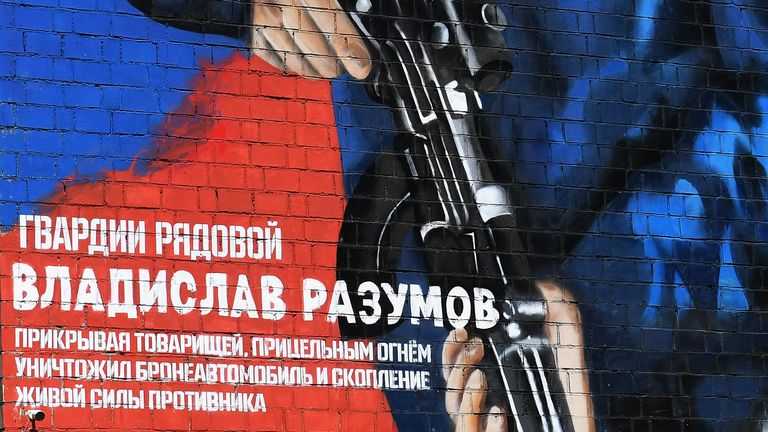 Фрагмент мурала в память российского десантника Владислава Разумова, погибшего в ходе специальной военной операции на Украине, на здании сборного пункта краевого военкомата в Красноярске