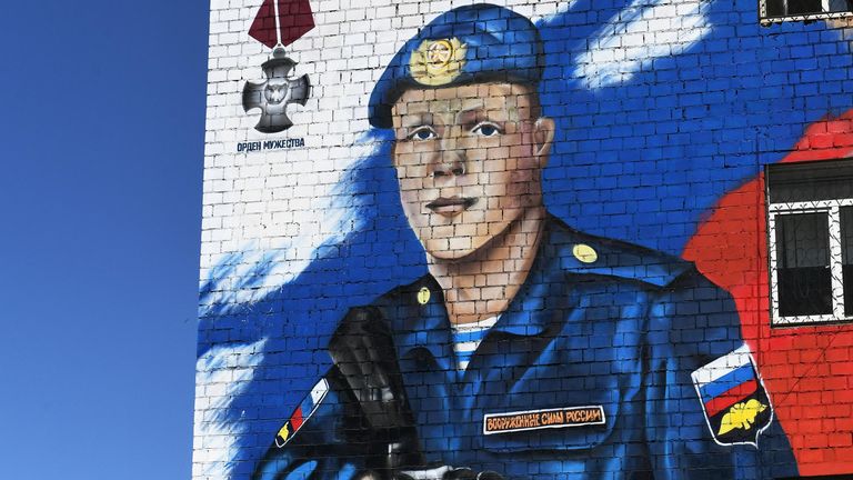 Мурал в память российского десантника Владислава Разумова, погибшего в ходе специальной военной операции на Украине, на здании сборного пункта краевого военкомата в Красноярске