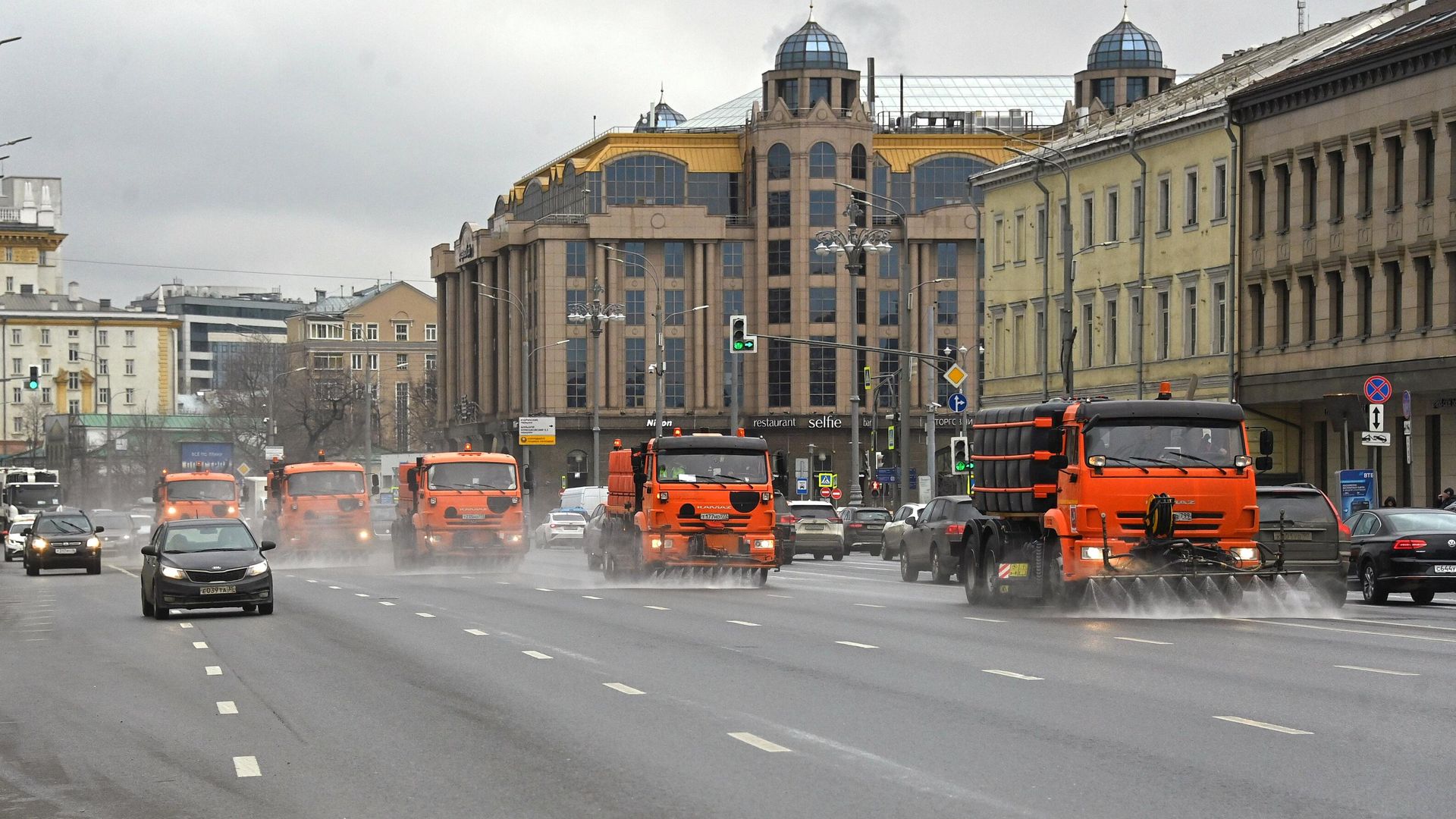 Промывка моющим средством дорог и тротуаров в Москве Промывка моющим средством дорог и тротуаров в Москве - РИА Новости, 1920, 17.06.2022