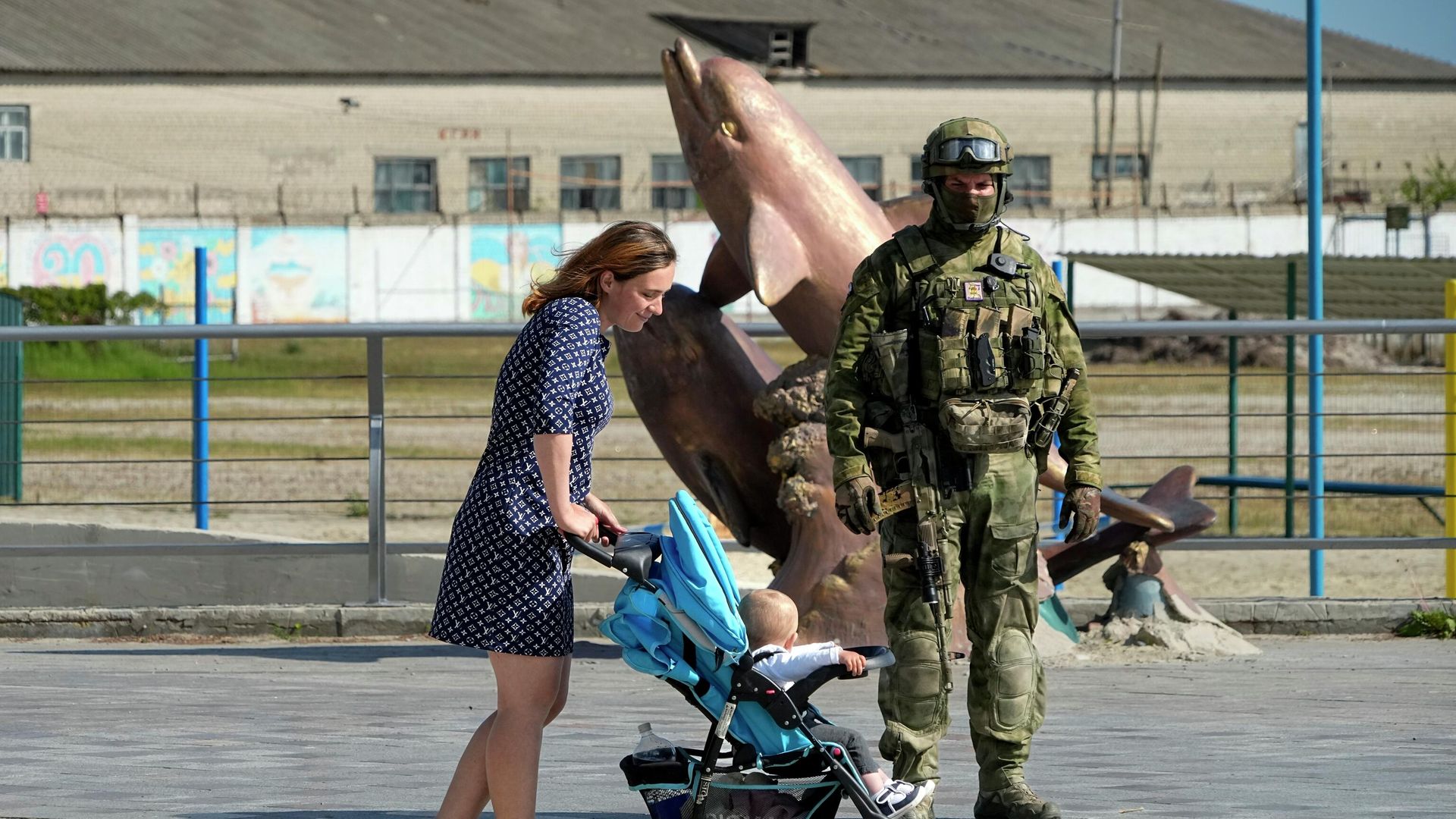 Женщина с ребенком и российский военный в Херсоне Женщина с ребенком и российский военный в Херсоне - РИА Новости, 1920, 30.08.2022