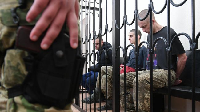 Гражданин Великобритании Шон Пиннер, подданный Королевства Марокко Саадун Брагим и гражданин Великобритании Эйден Аслин в зале суда в Донецке