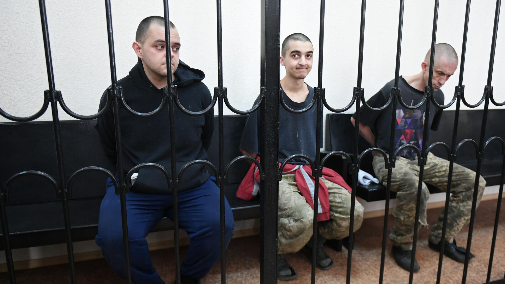 Гражданин Великобритании Шон Пиннер, подданный Королевства Марокко Саадун Брагим и гражданин Великобритании Эйден Эслин в зале суда в Донецке Гражданин Великобритании Шон Пиннер, подданный Королевства Марокко Саадун Брагим и гражданин Великобритании Эйден Эслин в зале суда в Донецке - РИА Новости, 1920, 11.06.2022