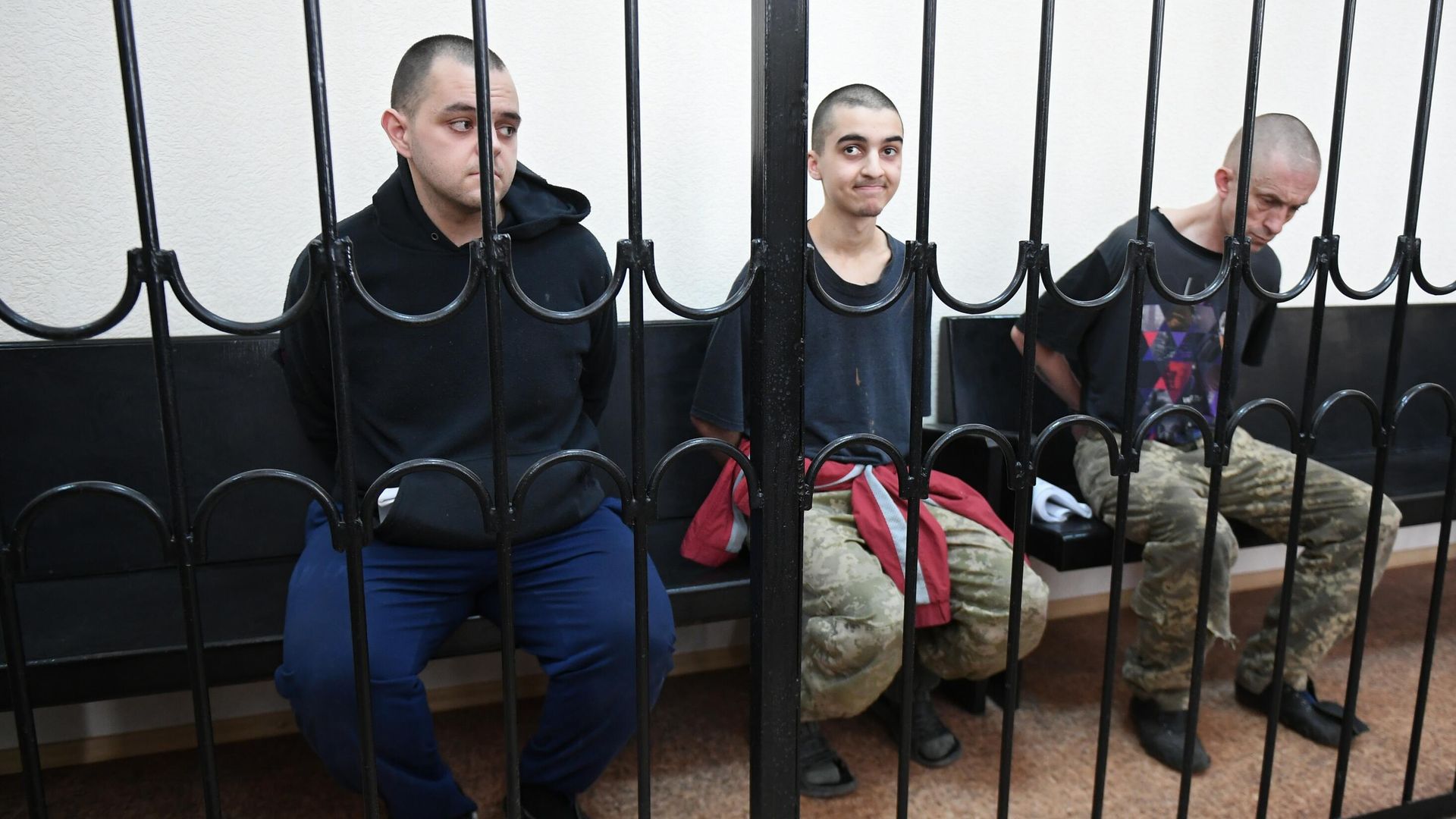Гражданин Великобритании Шон Пиннер, подданный Королевства Марокко Саадун Брагим и гражданин Великобритании Эйден Эслин в зале суда в Донецке Гражданин Великобритании Шон Пиннер, подданный Королевства Марокко Саадун Брагим и гражданин Великобритании Эйден Эслин в зале суда в Донецке - РИА Новости, 1920, 11.06.2022