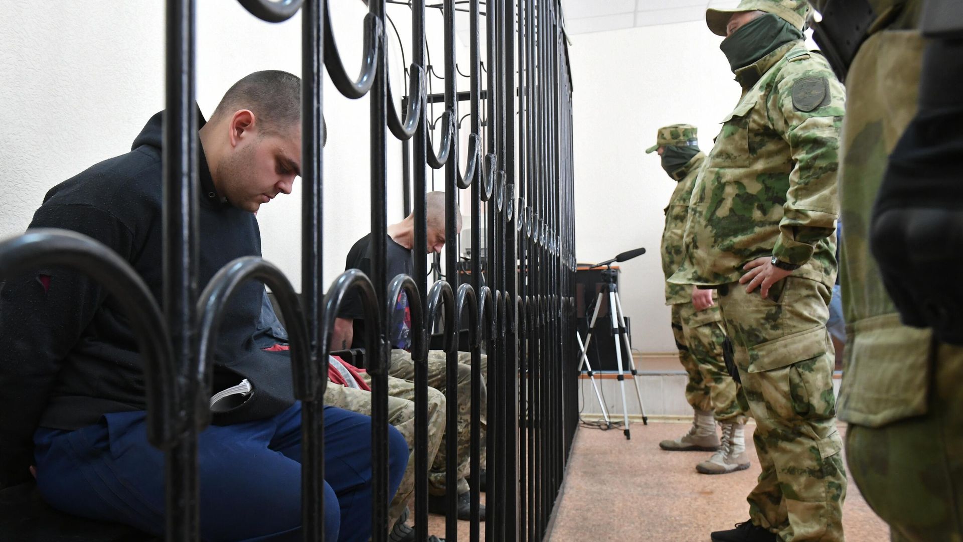 Гражданин Великобритании Шон Пиннер, подданный Королевства Марокко Саадун Брагим и гражданин Великобритании Эйден Эслин в зале суда в Донецке Гражданин Великобритании Шон Пиннер, подданный Королевства Марокко Саадун Брагим и гражданин Великобритании Эйден Эслин в зале суда в Донецке - РИА Новости, 1920, 22.06.2022