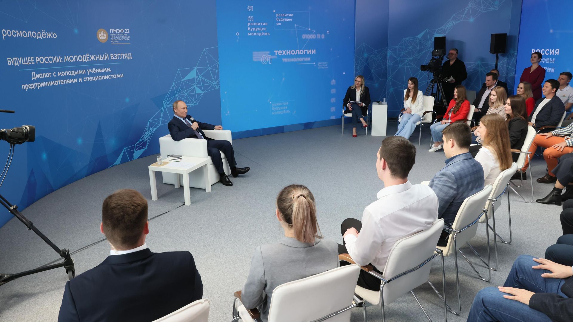 Президент России Владимир Путин на встрече с молодыми предпринимателями, инженерами и учёными Президент России Владимир Путин на встрече с молодыми предпринимателями, инженерами и учёными - РИА Новости, 1920, 09.06.2022