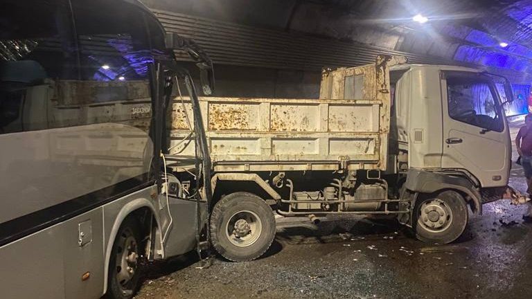 ДТП с участием экскурсионного автобуса на автодороге Сочи - Красная Поляна ДТП с участием экскурсионного автобуса на автодороге Сочи - Красная Поляна - РИА Новости, 1920, 09.06.2022