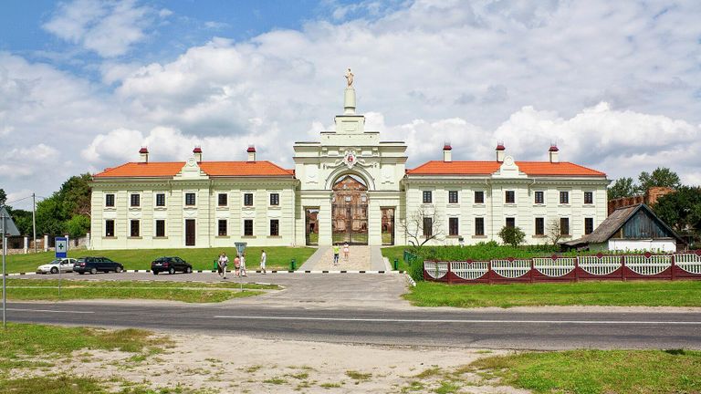 Въездная арка и флигели Ружанского дворца Въездная арка и флигели Ружанского дворца