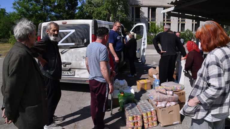 Жители Северодонецка получают гуманитарную помощь от Благотворительного фонда Захара Прилепина Жители Северодонецка получают гуманитарную помощь от Благотворительного фонда Захара Прилепина