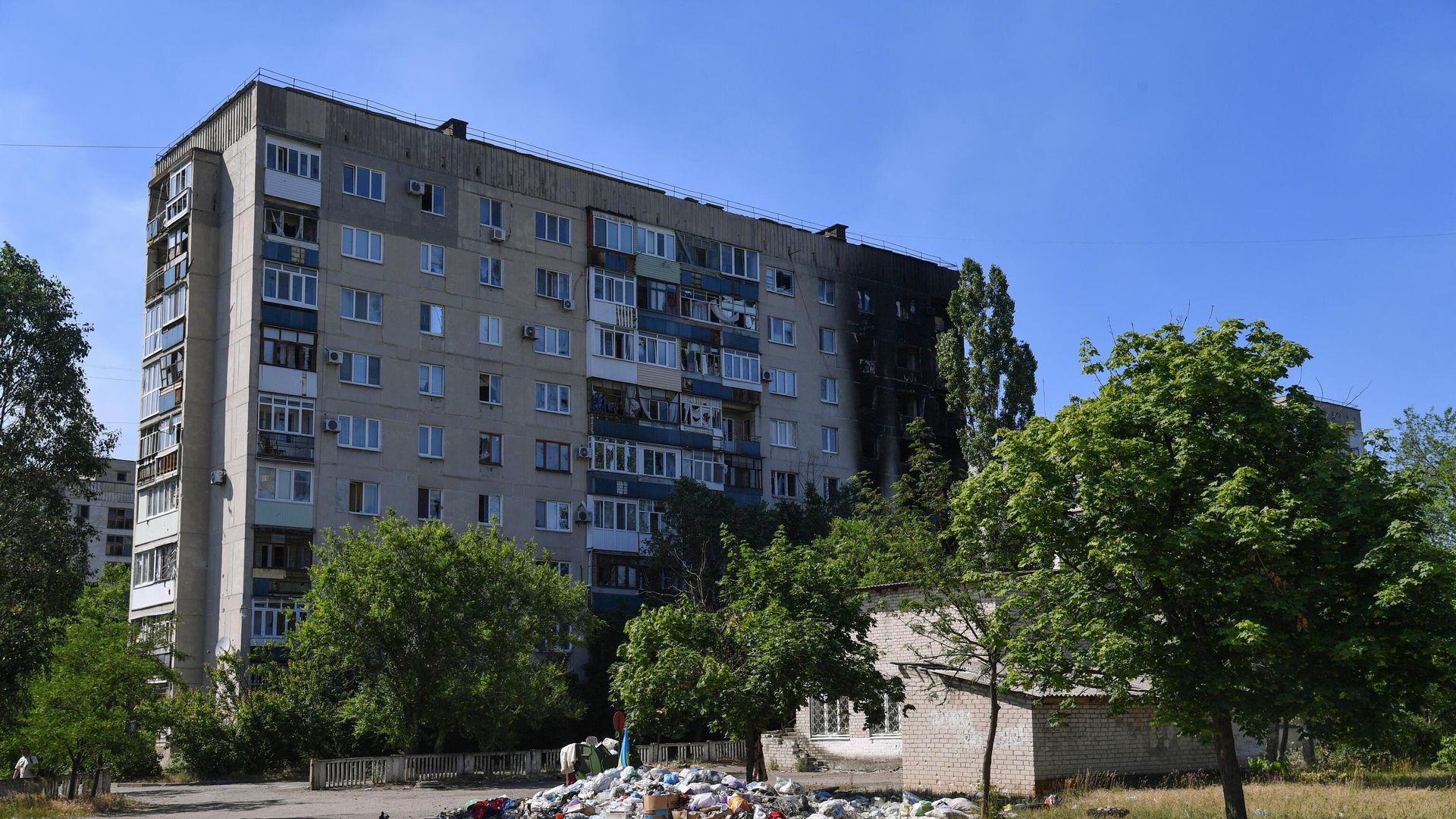 Жилой многоэтажный дом со следами разрушений в Северодонецке Жилой многоэтажный дом со следами разрушений в Северодонецке - РИА Новости, 1920, 10.06.2022