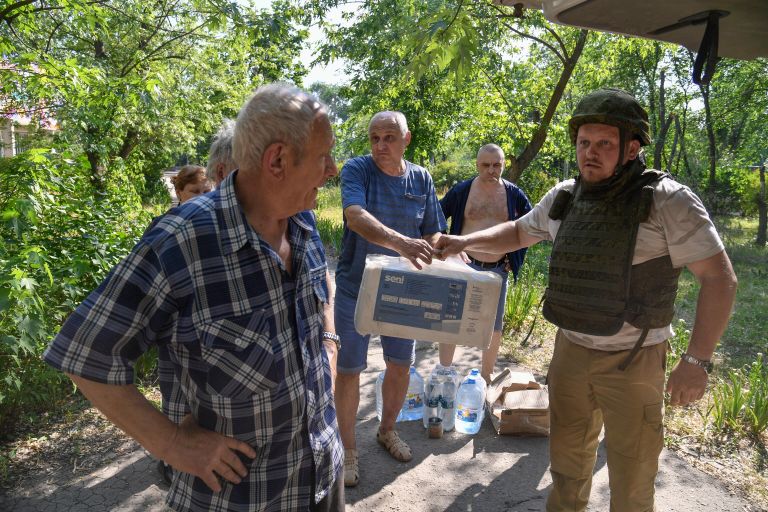 Жители Северодонецка получают гуманитарную помощь от Благотворительного фонда Захара Прилепина Жители Северодонецка получают гуманитарную помощь от Благотворительного фонда Захара Прилепина