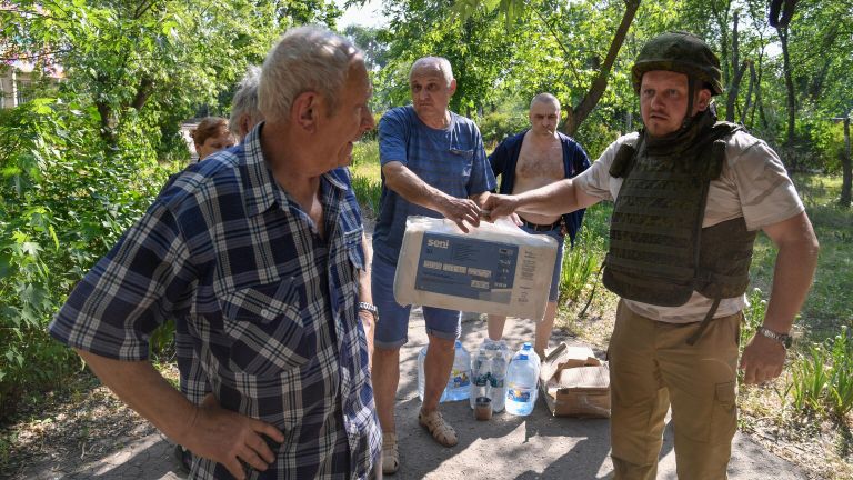 Жители Северодонецка получают гуманитарную помощь от Благотворительного фонда Захара Прилепина Жители Северодонецка получают гуманитарную помощь от Благотворительного фонда Захара Прилепина
