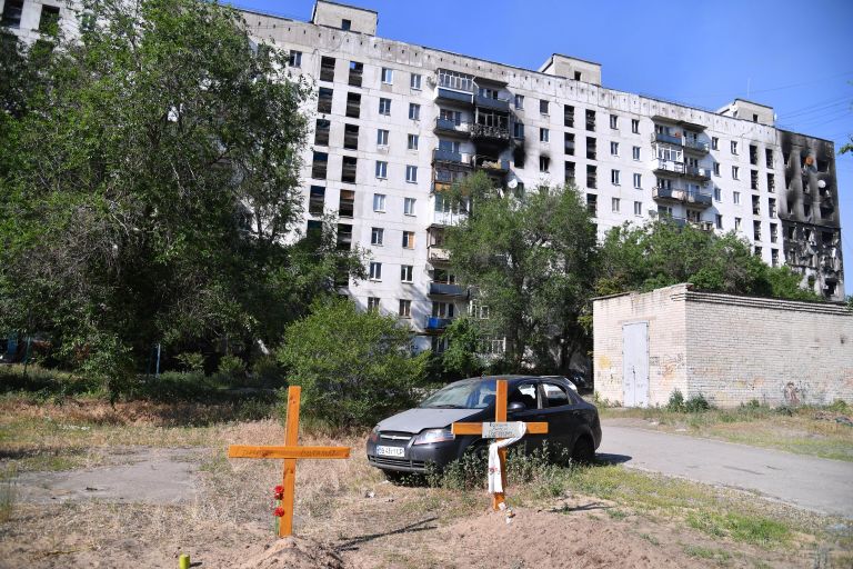 Захоронения жителей рядом с жилыми домами в Северодонецке Захоронения жителей рядом с жилыми домами в Северодонецке