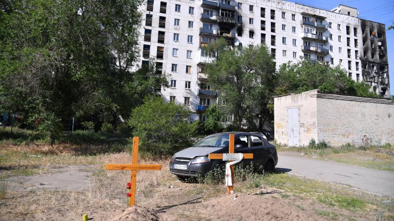 Захоронения жителей рядом с жилыми домами в Северодонецке Захоронения жителей рядом с жилыми домами в Северодонецке
