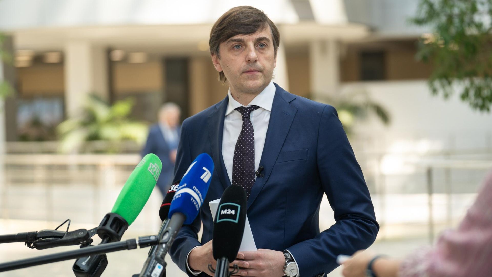 Министр просвещения РФ Сергей Кравцов во время общения с журналистами Министр просвещения РФ Сергей Кравцов во время общения с журналистами - РИА Новости, 1920, 27.06.2022