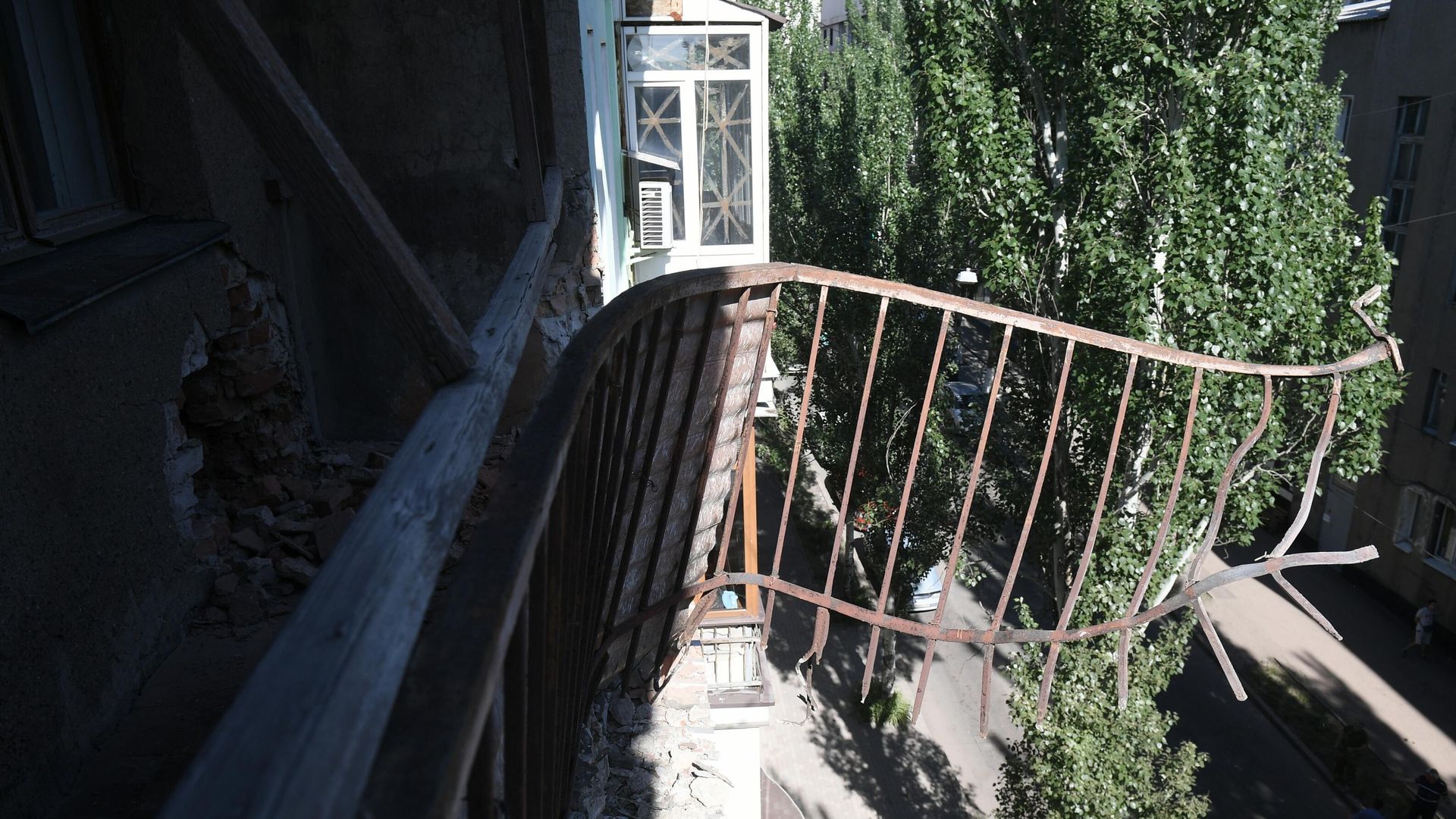 Повреждения фасада жилого дома в результате обстрела ВСУ одного из районов в Донецке Повреждения фасада жилого дома в результате обстрела ВСУ одного из районов в Донецке - РИА Новости, 1920, 10.06.2022