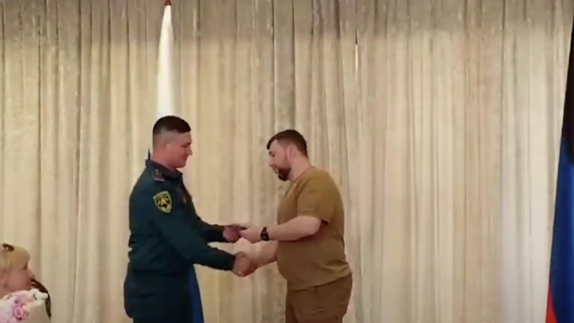 Пушилин наградил сотрудника МЧС за спасение ребенка из пожара Пушилин наградил сотрудника МЧС за спасение ребенка из пожара - РИА Новости, 1920, 10.06.2022