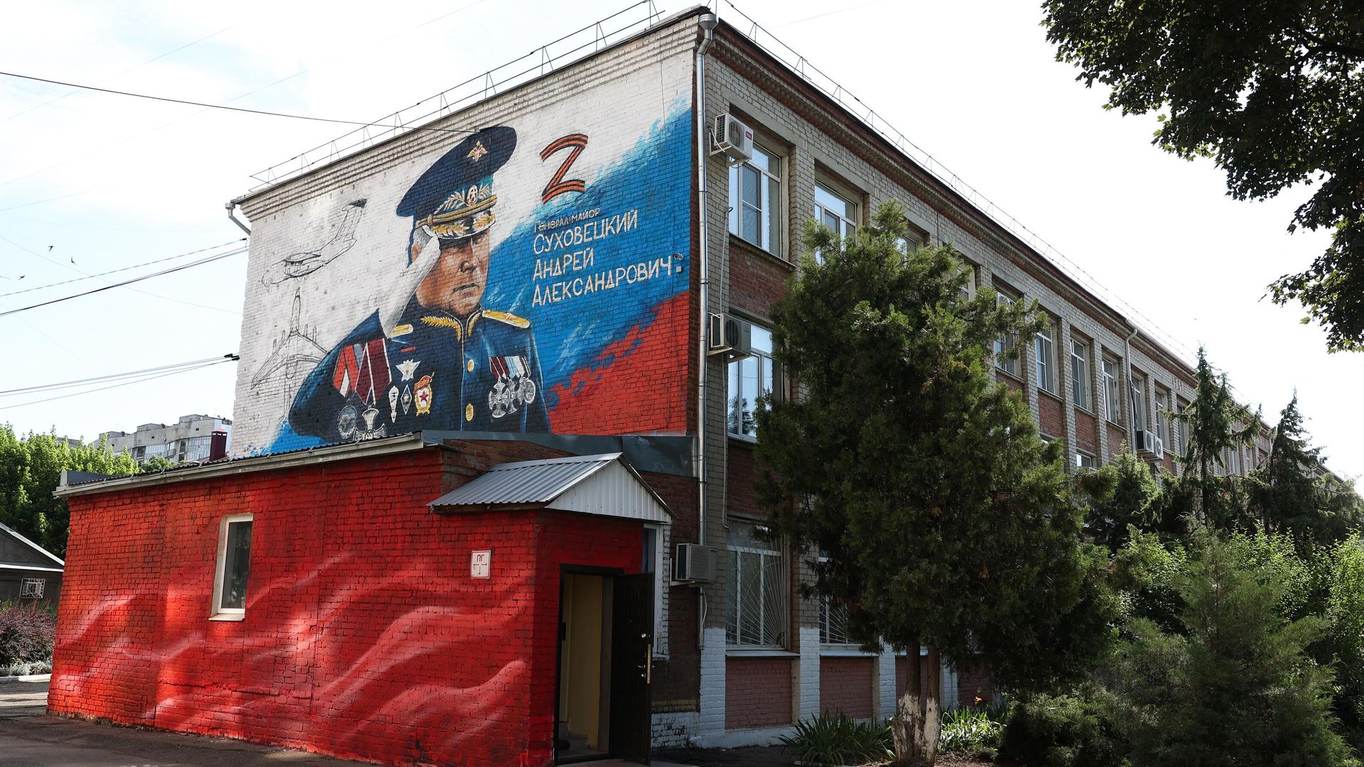 Граффити с изображением генерала-майора Андрея Суховецкого, погибшего в ходе спецоперации на Украине, в Краснодаре Граффити с изображением генерала-майора Андрея Суховецкого, погибшего в ходе спецоперации на Украине, в Краснодаре - РИА Новости, 1920, 02.08.2022