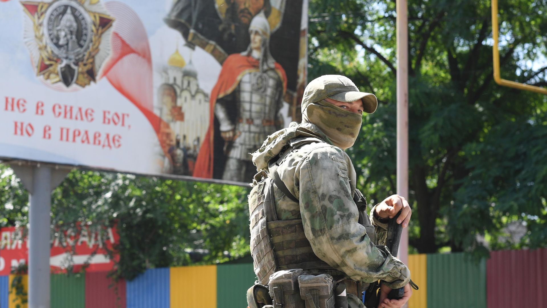 Российский военнослужащий на улице Мелитополя Российский военнослужащий на улице Мелитополя - РИА Новости, 1920, 15.06.2022