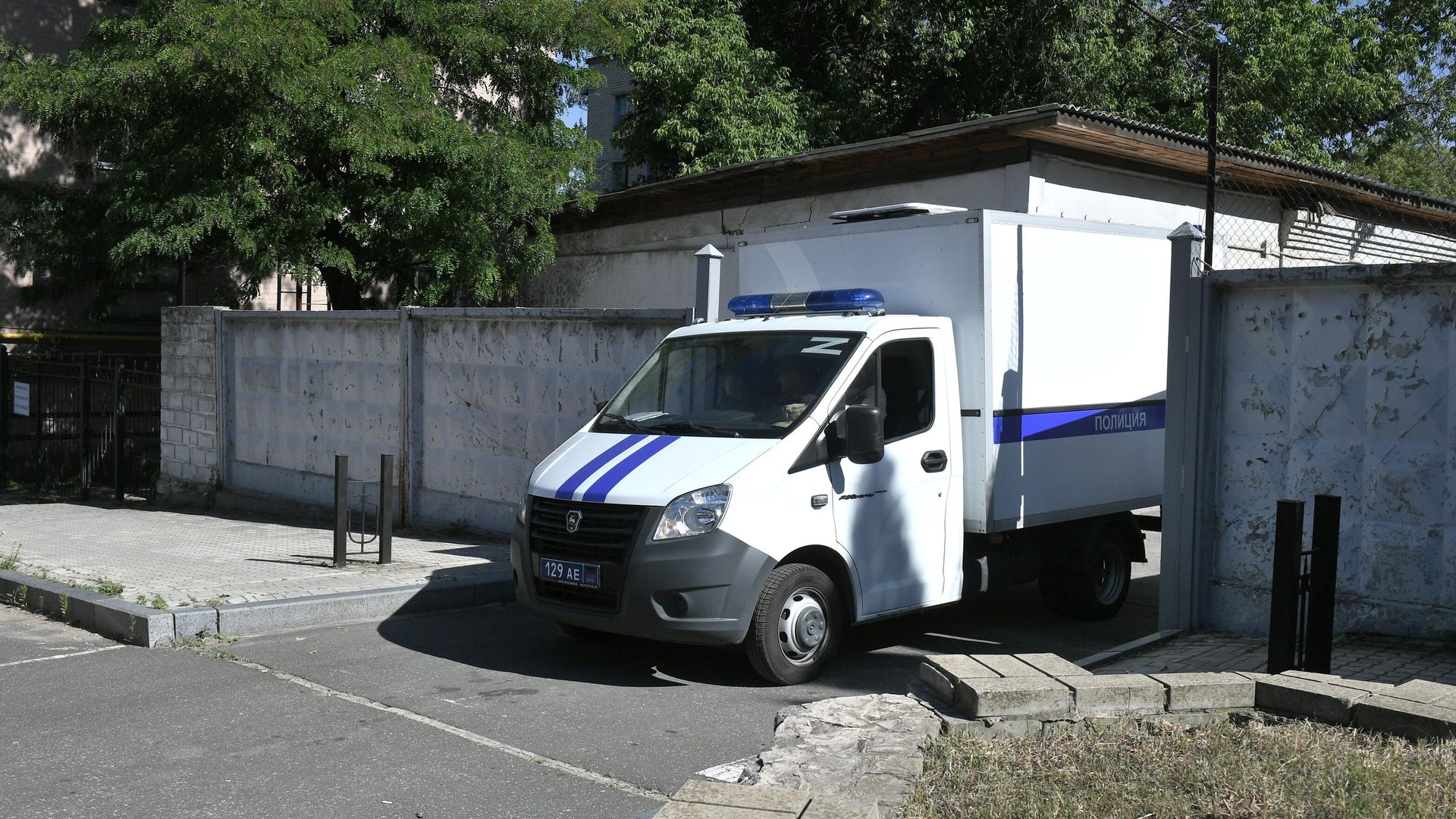 Полицейский автомобиль выезжает с территории суда Полицейский автомобиль выезжает с территории суда - РИА Новости, 1920, 27.06.2024