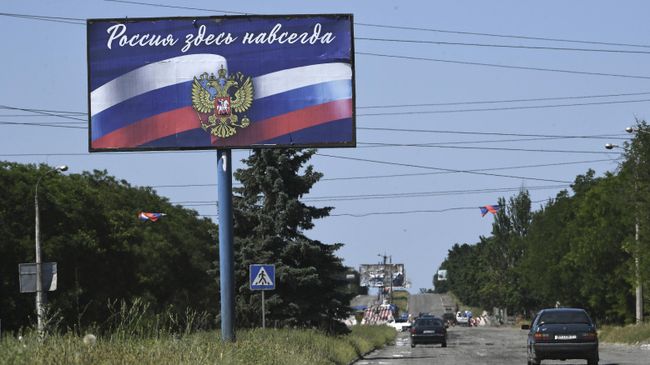 Билборд у автомобильной трассы возле Мариуполя