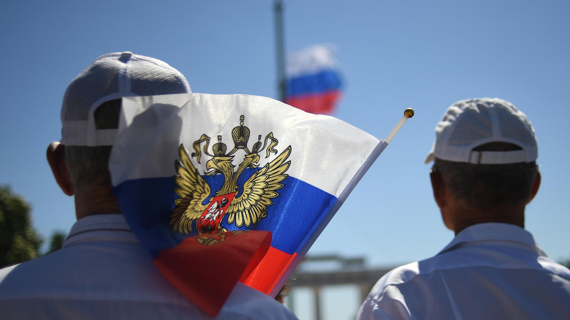 Горожане во время поднятия российского флага на главной площади Мелитополя Горожане во время поднятия российского флага на главной площади Мелитополя - РИА Новости, 1920, 19.09.2022
