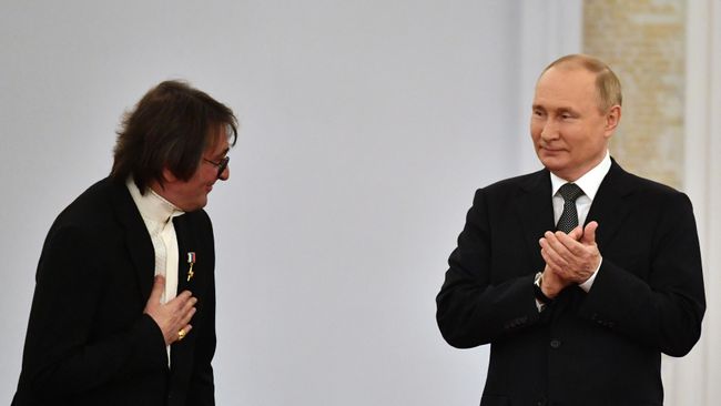Президент РФ Владимир Путин и художественный руководитель, главный дирижер Государственного симфонического оркестра Новая Россия и камерного ансамбля Солисты Москвы Юрий Башмет, награжденный золотой медалью Герой Труда РФ