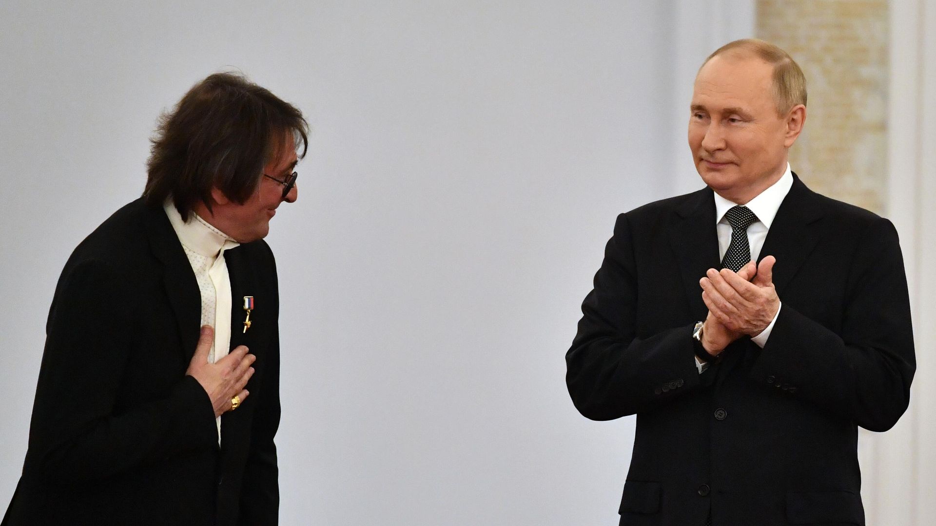 Президент РФ Владимир Путин и художественный руководитель, главный дирижер Государственного симфонического оркестра Новая Россия и камерного ансамбля Солисты Москвы Юрий Башмет, награжденный золотой медалью Герой Труда РФ Президент РФ Владимир Путин и художественный руководитель, главный дирижер Государственного симфонического оркестра Новая Россия и камерного ансамбля Солисты Москвы Юрий Башмет, награжденный золотой медалью Герой Труда РФ - РИА Новости, 1920, 12.06.2022