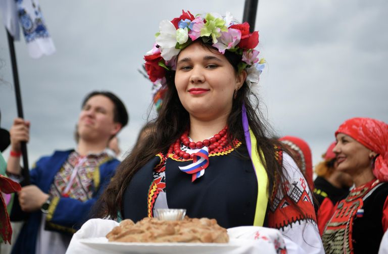 Участница парада дружбы народов в рамках этнокультурного фестиваля Национальное – актуальным в Казани Участница парада дружбы народов в рамках этнокультурного фестиваля Национальное – актуальным в Казани